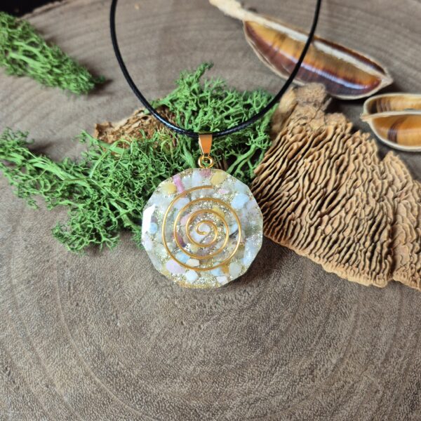 orgonite amulet diverse kleuren roze spiraal goud