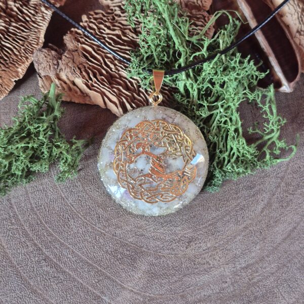 orgonite amulet rond tree of life goud achtergrond wit