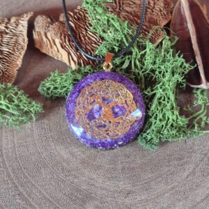orgonite amulet tree of life goud op paarse achtergrond; rond