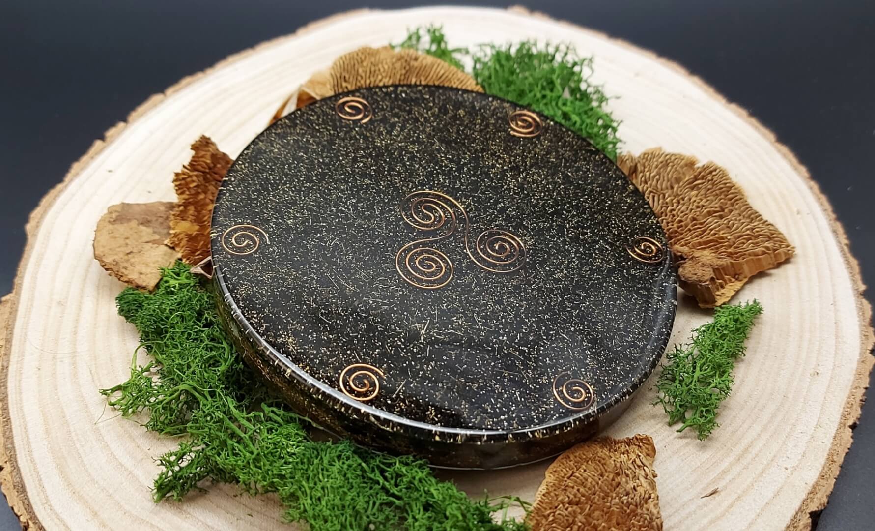 orgonite oplaadschijf zwart rond met koperen triskelion en spiralen