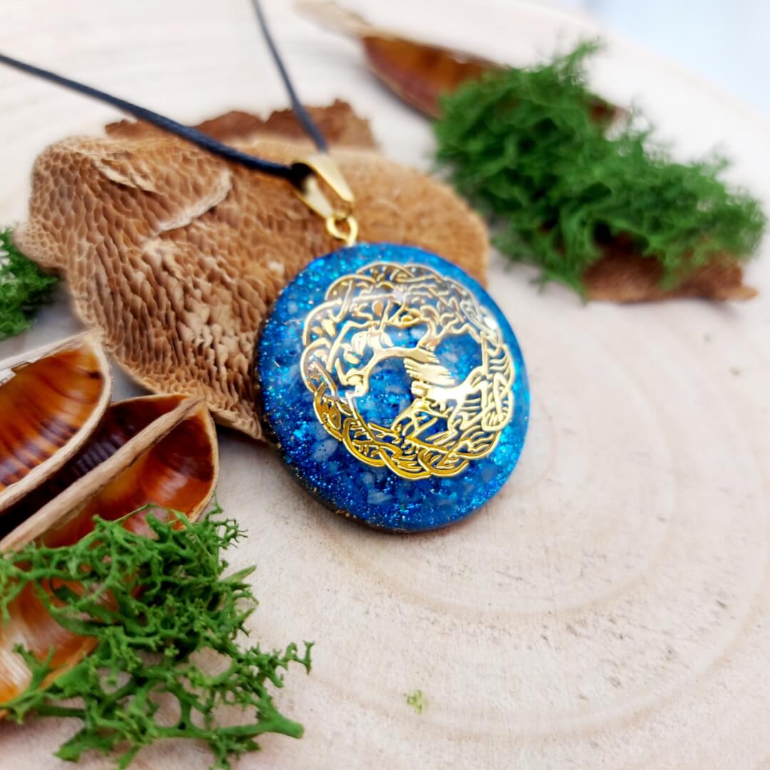 orgonite amulet met heilig symbool, gevuld met kristallen blauw