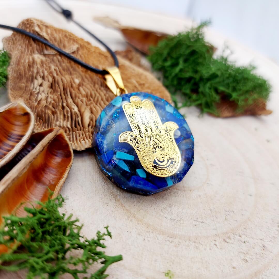 orgonite amulet met heilig symbool, gevuld met kristallen blauw