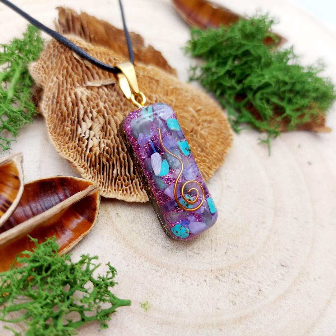 orgonite amulet met spiraal, gevuld met kristallen met diverse kleuren