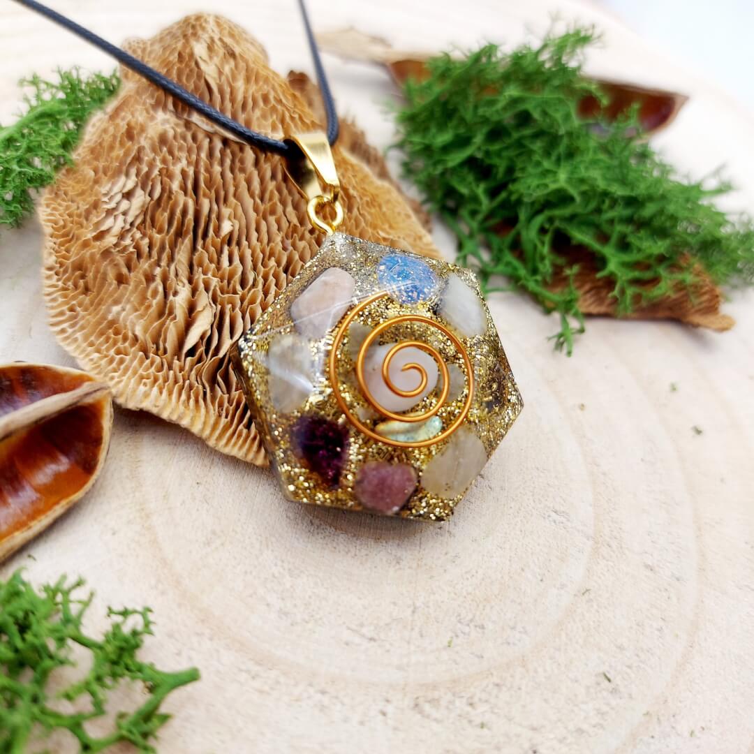 orgonite amulet met spiraal, gevuld met kristallen met diverse kleuren