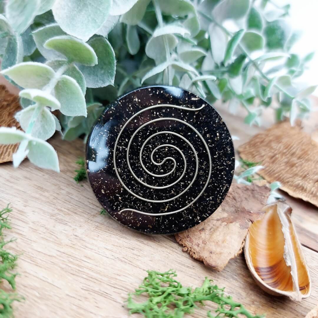 orgonite zelfklever rond zwart met spiraal