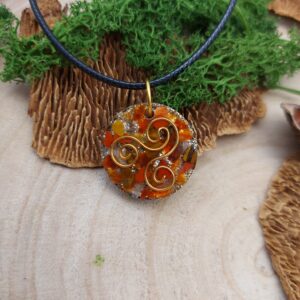 orgonite hanger rond met triskelion orange rood bruin