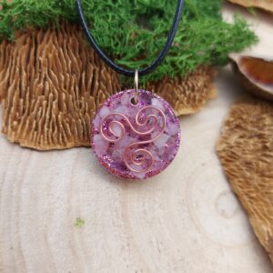 orgonite hanger rond roze met triskelion