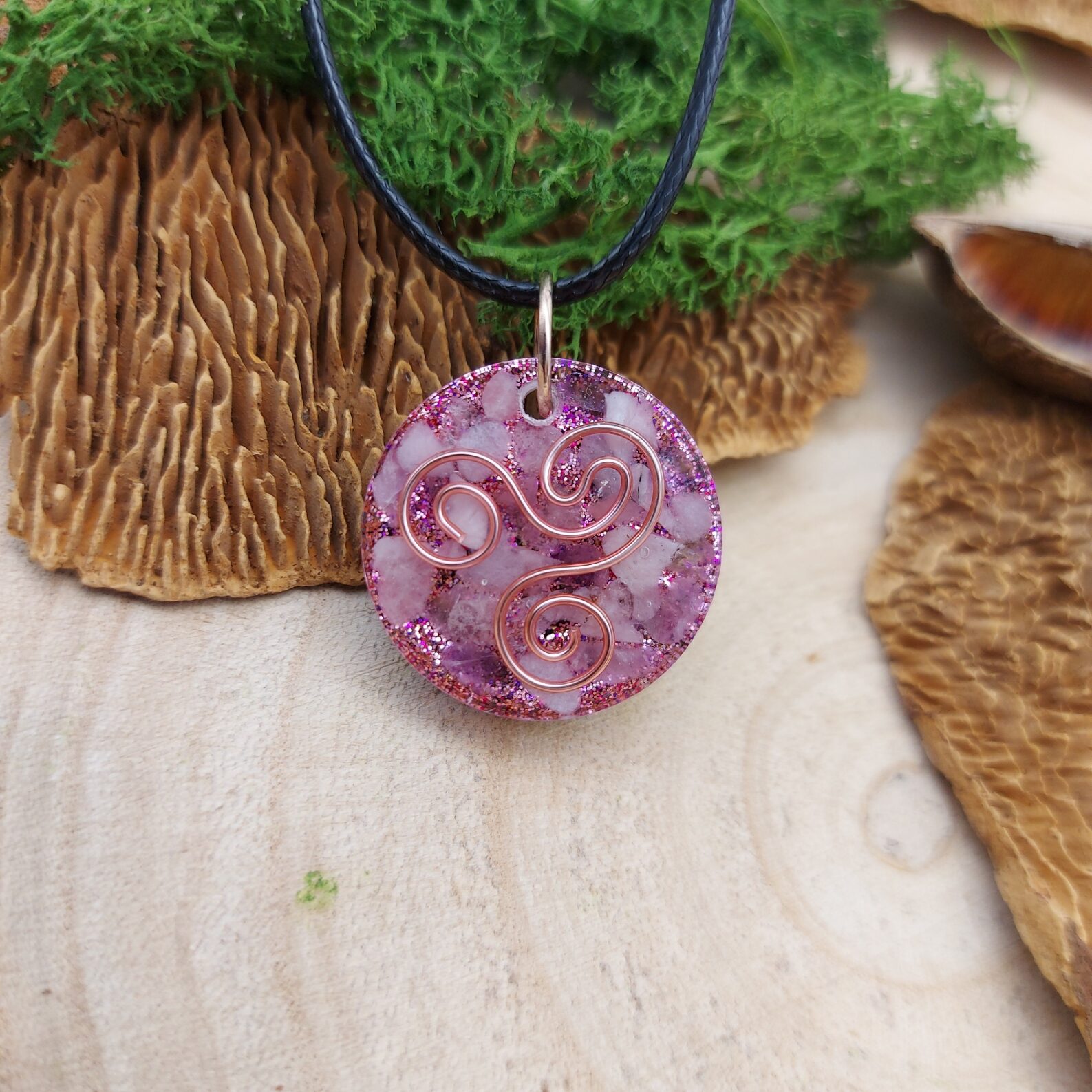 orgonite hanger rond roze met triskelion