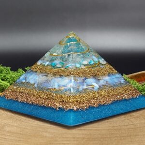 orgonite piramide lagen metaal afwisselend met lagen kristallen