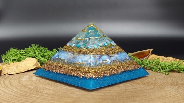 orgonite piramide lagen metaal afwisselend met lagen kristallen