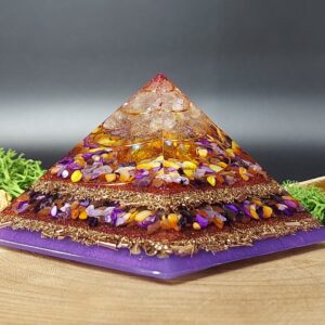 orgonite piramide lagen metaal afwisselend met lagen kristallen