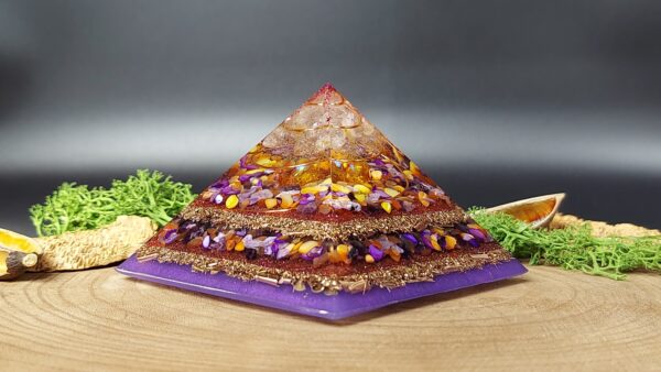 orgonite piramide lagen metaal afwisselend met lagen kristallen