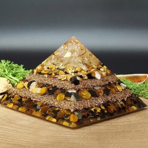 orgonite piramide lagen metaal afwisselend met lagen kristallen