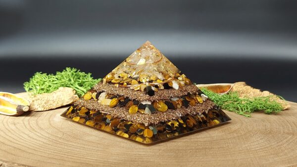 orgonite piramide lagen metaal afwisselend met lagen kristallen