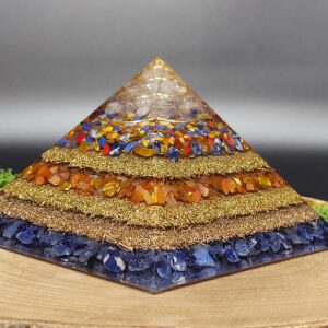 orgonite piramide lagen metaal afwisselend met lagen kristallen