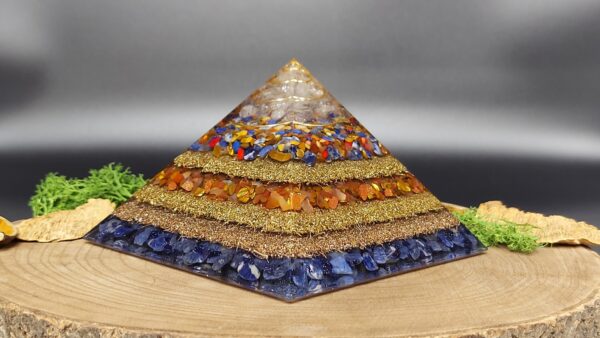 orgonite piramide lagen metaal afwisselend met lagen kristallen