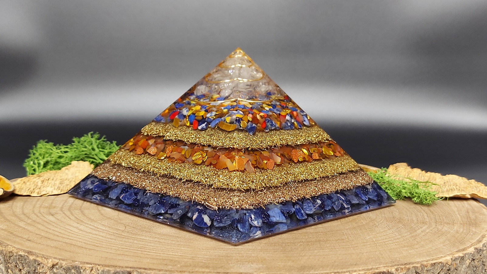 orgonite piramide lagen metaal afwisselend met lagen kristallen