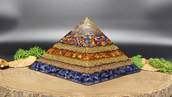 orgonite piramide lagen metaal afwisselend met lagen kristallen