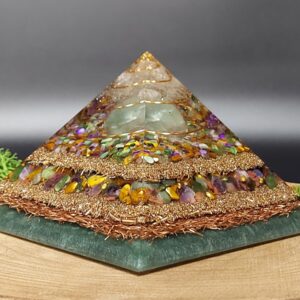 orgonite piramide lagen metaal afwisselend met lagen kristallen