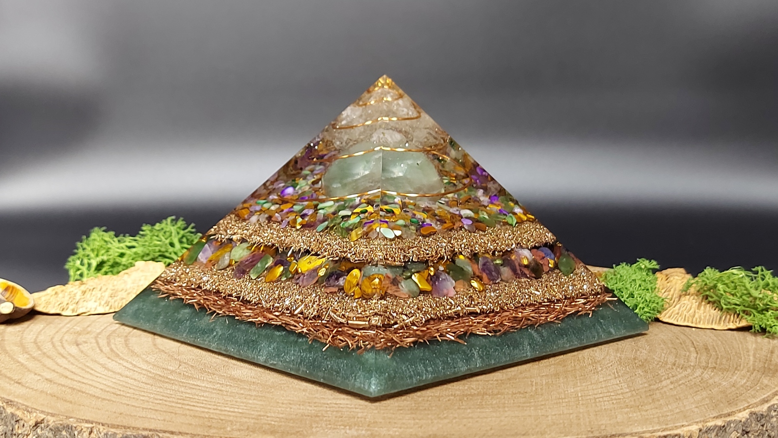 orgonite piramide lagen metaal afwisselend met lagen kristallen