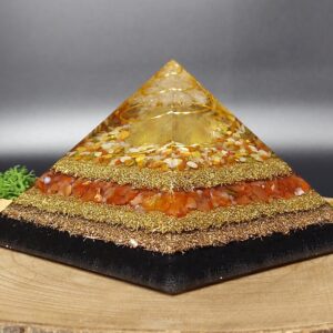 orgonite piramide lagen metaal afwisselend met lagen kristallen