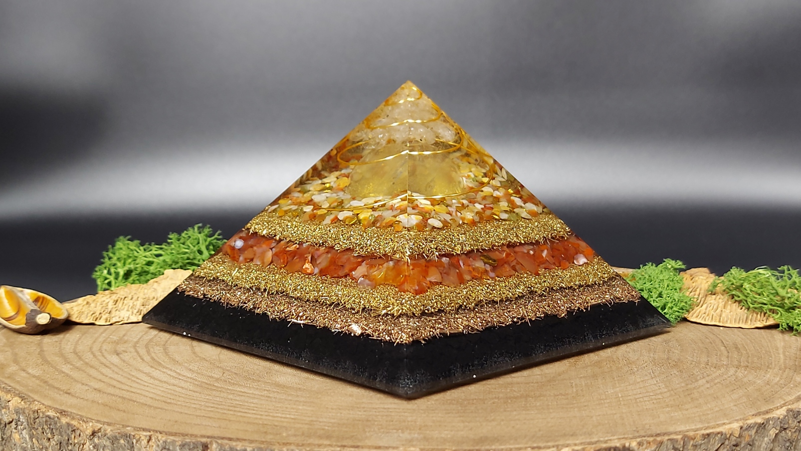 orgonite piramide lagen metaal afwisselend met lagen kristallen