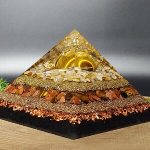 orgonite piramide lagen metaal afwisselend met lagen kristallen