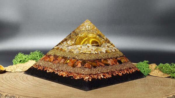 orgonite piramide lagen metaal afwisselend met lagen kristallen