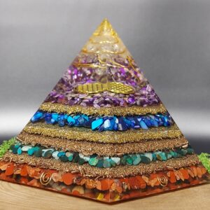 orgonite piramide lagen metaal afwisselend met lagen kristallen