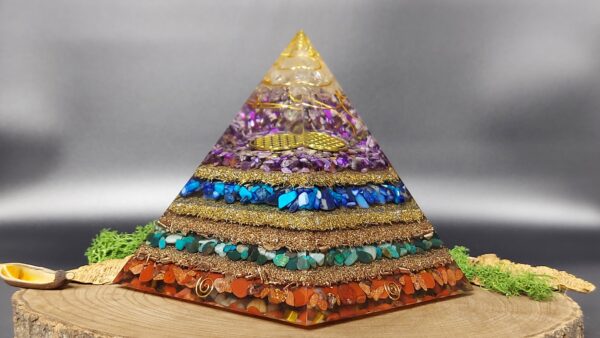 orgonite piramide lagen metaal afwisselend met lagen kristallen