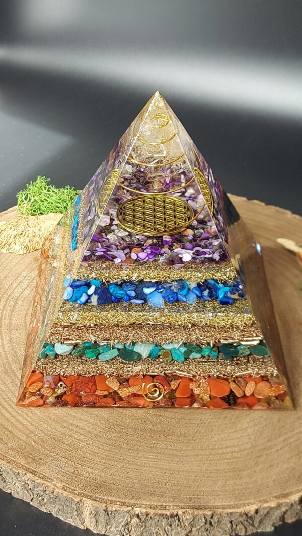 orgonite piramide lagen metaal afwisselend met lagen kristallen