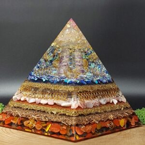 orgonite piramide lagen metaal afwisselend met lagen kristallen