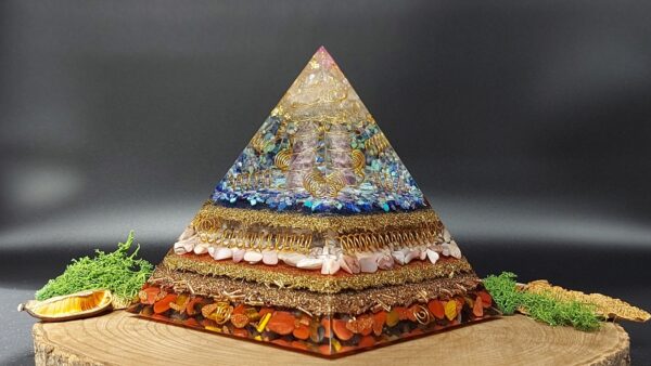 orgonite piramide lagen metaal afwisselend met lagen kristallen