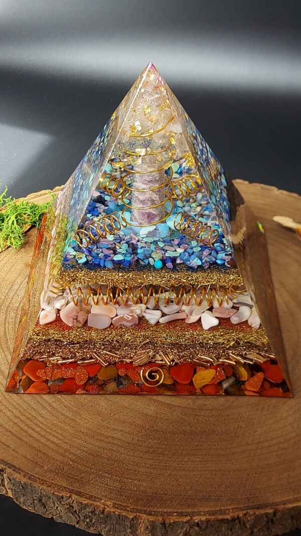 orgonite piramide lagen metaal afwisselend met lagen kristallen