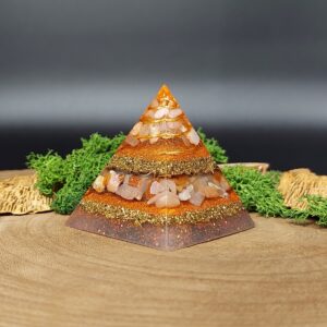 orgonite piramide lagen metaal afwisselend met lagen kristallen