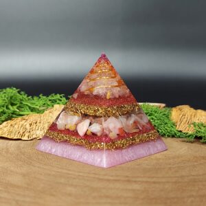 orgonite piramide lagen metaal afwisselend met lagen kristallen