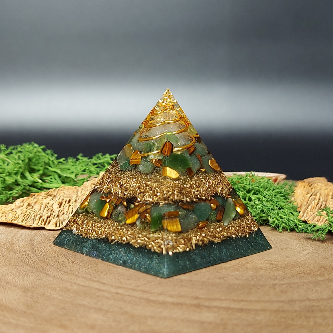 orgonite piramide lagen metaal afwisselend met lagen kristallen