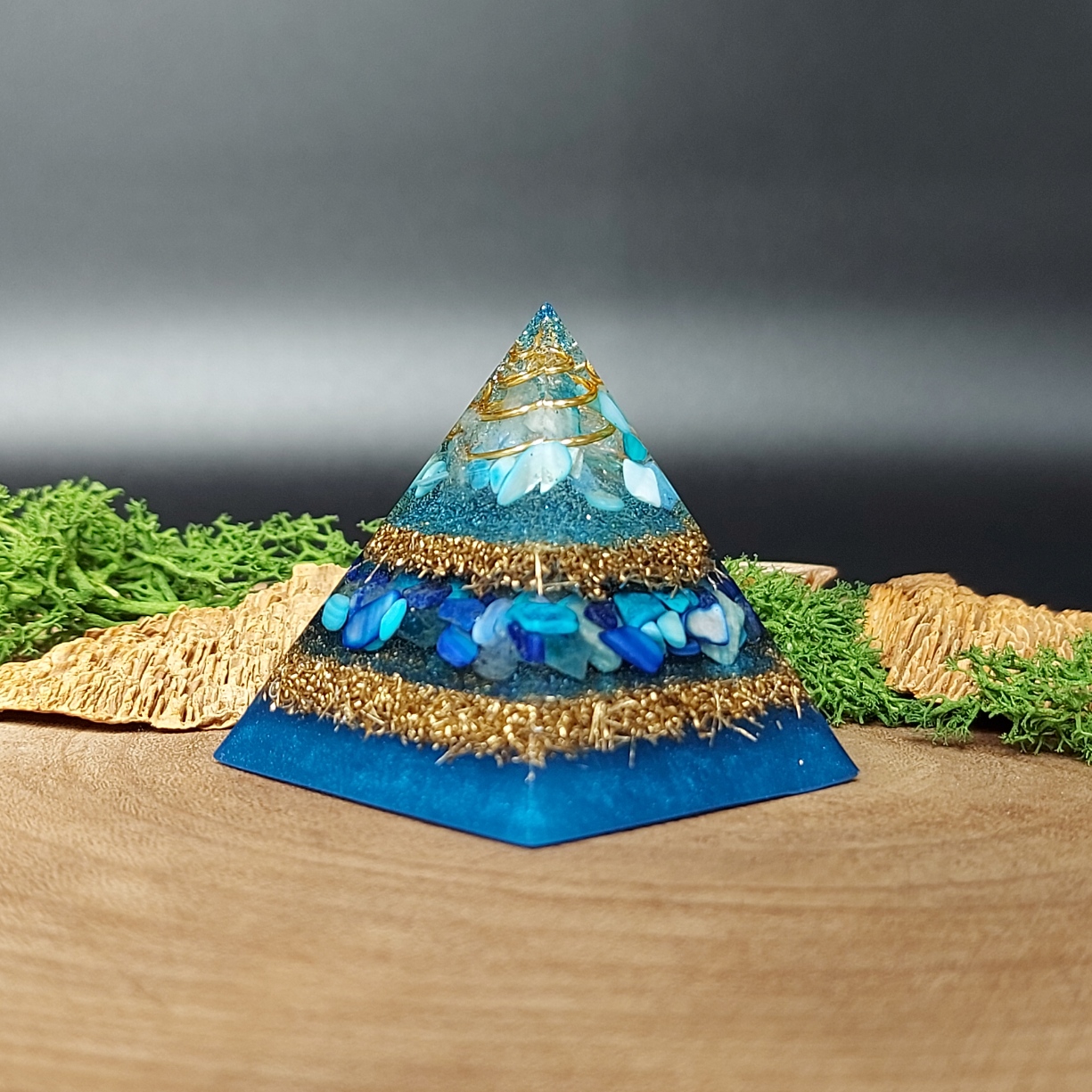 orgonite piramide lagen metaal afwisselend met lagen kristallen