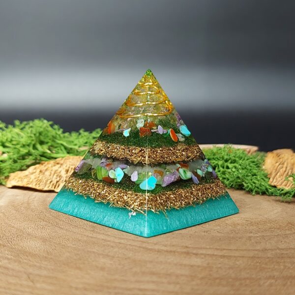 orgonite piramide lagen metaal afwisselend met lagen kristallen