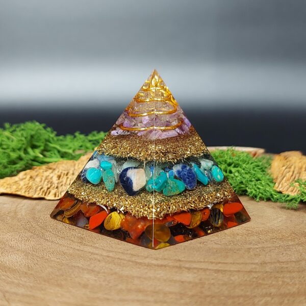 orgonite piramide lagen metaal afwisselend met lagen kristallen