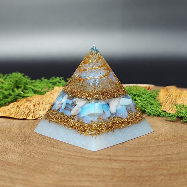 orgonite piramide lagen metaal afwisselend met lagen kristallen