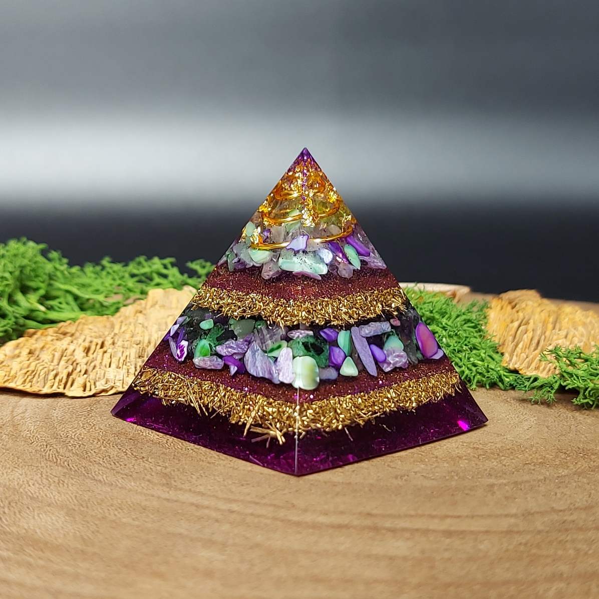 orgonite piramide lagen metaal afwisselend met lagen kristallen