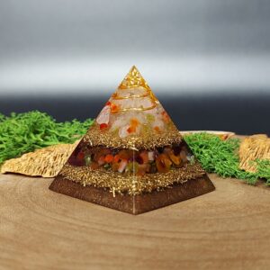 orgonite piramide lagen metaal afwisselend met lagen kristallen