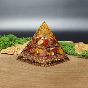 orgonite piramide lagen metaal afwisselend met lagen kristallen