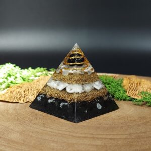 orgonite piramide lagen metaal afwisselend met lagen kristallen