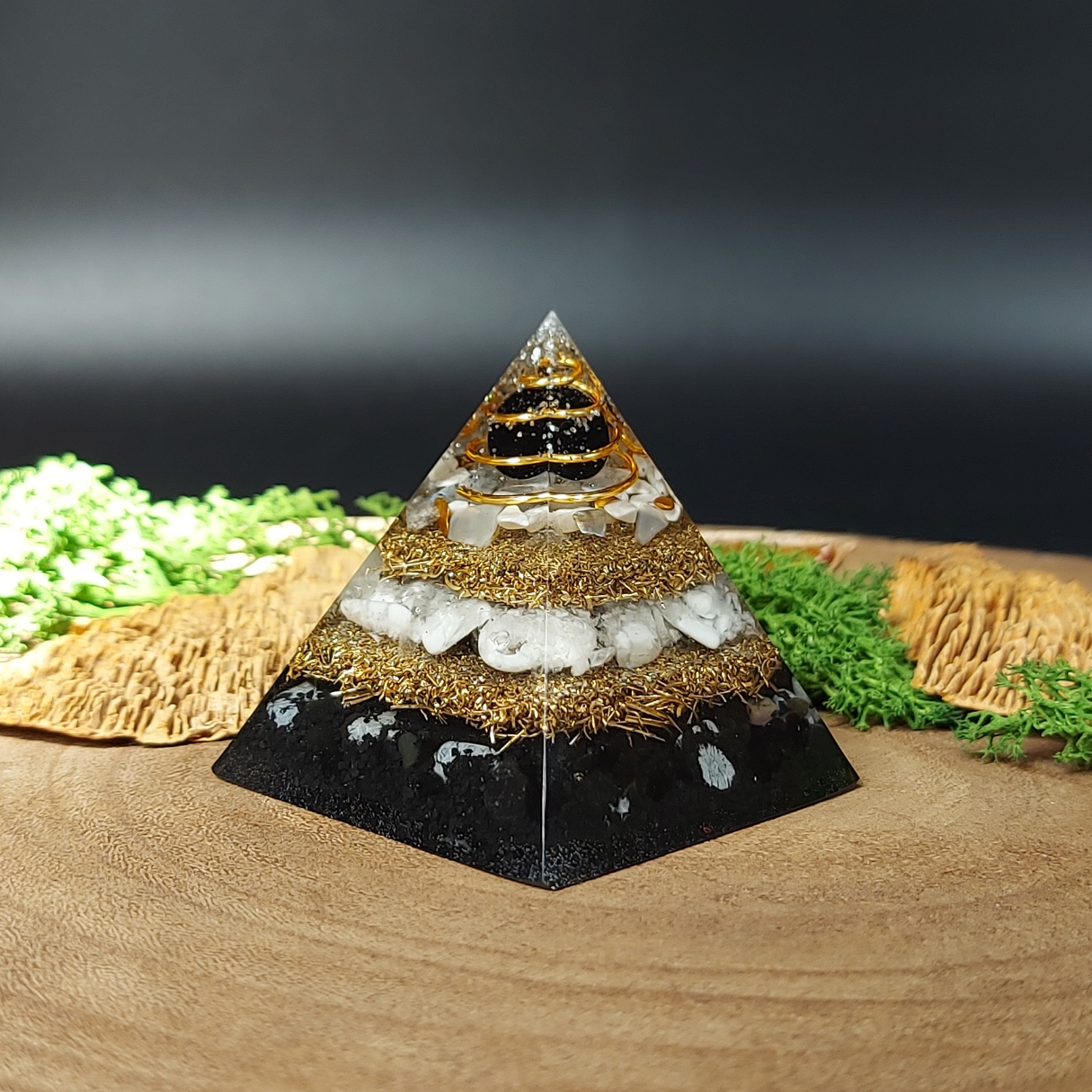 orgonite piramide lagen metaal afwisselend met lagen kristallen