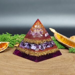 orgonite piramide lagen metaal afwisselend met lagen kristallen