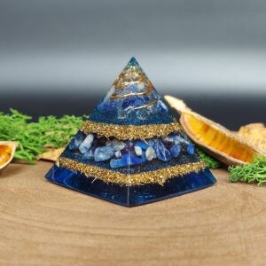 orgonite piramide lagen metaal afwisselend met lagen kristallen