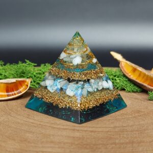 orgonite piramide lagen metaal afwisselend met lagen kristallen