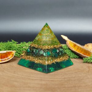 orgonite piramide lagen metaal afwisselend met lagen kristallen